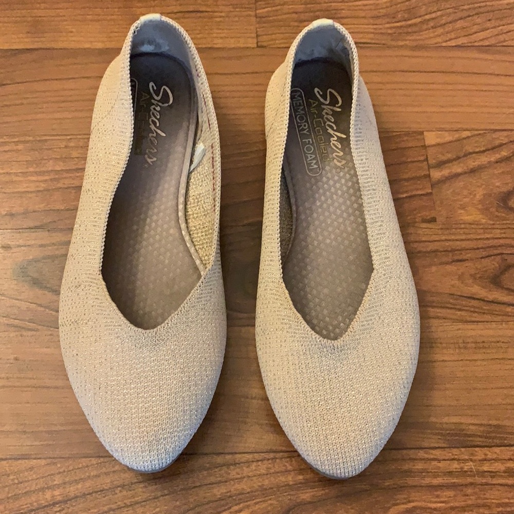 👠 SKECHERS CREAM FLATS SIZE 7 👠